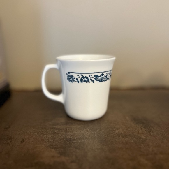Vintage Pyrex “milk glass” mugs Old Town Blue pattern - Picture 2 of 2